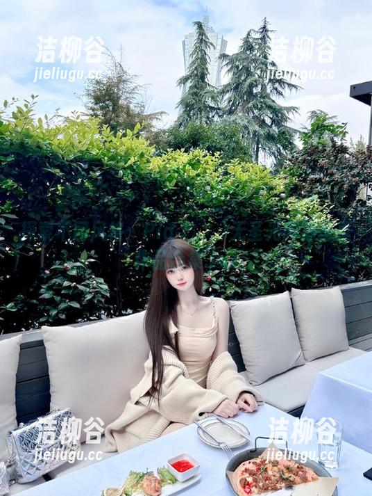 探索不同风格：Pia (피아)无圣光网袜写真作品合集.txt